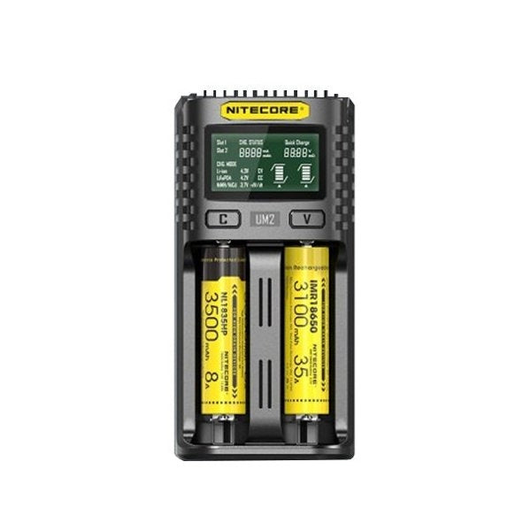 UM2 2A batterioplader i sort med LCD opladningsdisplay og to batterier synlige
