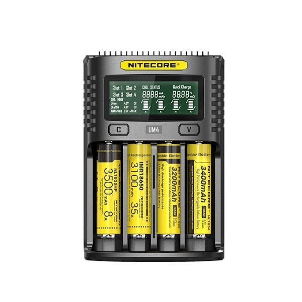 Um4 2A oplader til fire batterier med 2A udgang og sort kabinet, vist med gul skærm