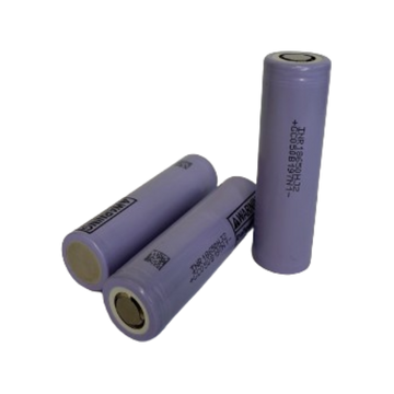 Tre genopladelige 21700-batterier i lilla